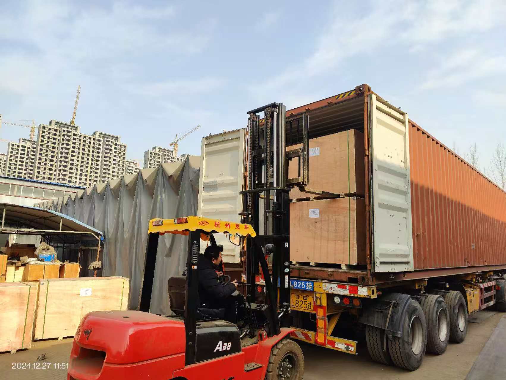 Hack Saw Machine HS7125 Loading Containers